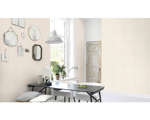 Esszimmer mit Esstisch, Stühlen und Wand mit Mustertapete