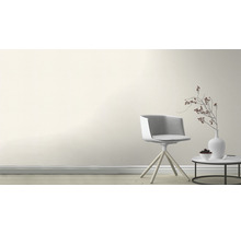 Heller Raum mit Stuhl und Tisch