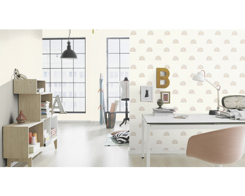 Heller Raum mit Regalen, Schreibtisch und Tapete mit Regenbogenmuster