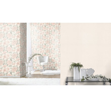 Dekoratives Zimmer mit Blumentapete, Sessel und Dekorationen