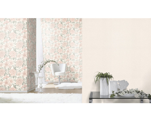 Dekoratives Zimmer mit Blumentapete, Sessel und Dekorationen