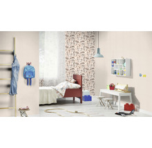 Helles Kinderzimmer mit Bett, Schreibtisch, Stuhl und Dekorationsgegenständen.