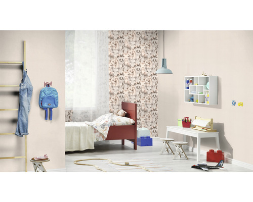 Helles Kinderzimmer mit Bett, Schreibtisch, Stuhl und Dekorationsgegenständen.