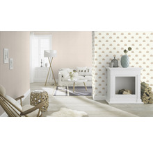 Helles Wohnzimmer mit Sofa, Kamin und gemusterter Tapete