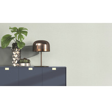 Dekorative Zimmerpflanzen und eine Lampe auf einem Sideboard