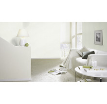 Wohnzimmer mit Couch, Tisch und Lampe in hellem Design