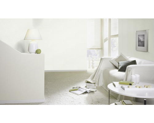 Wohnzimmer mit Couch, Tisch und Lampe in hellem Design