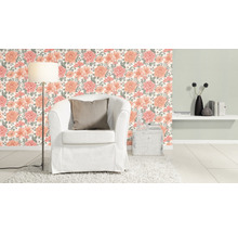 Wohnzimmer mit floraler Tapete, Sessel, Stehlampe und Dekoration