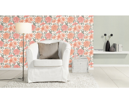 Wohnzimmer mit floraler Tapete, Sessel, Stehlampe und Dekoration