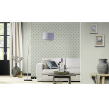 Wohnzimmer mit Sofa, Stehlampe und dekorativen Elementen für eine gemütliche Atmosphäre