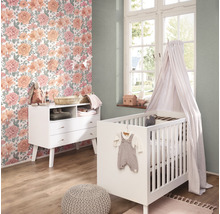 Babyzimmer mit Kommode, Gitterbett und floraler Tapete