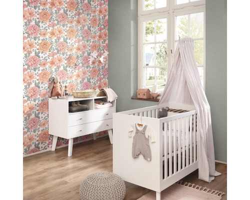Babyzimmer mit Kommode, Gitterbett und floraler Tapete