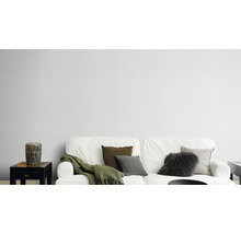 Wohnzimmer mit Sofa, Kissen und Beistelltisch