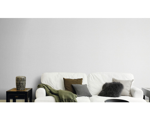 Wohnzimmer mit Sofa, Kissen und Beistelltisch