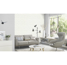 Wohnzimmer mit Sofa, Sessel und Tapete mit Punktmuster