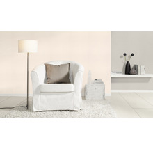 Heller Raum mit Sessel, Stehlampe und Regal