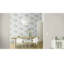 Esszimmer mit Esstisch, Stühlen und gemusterter Tapete mit Pflanzenmotiven