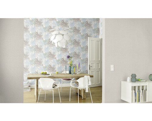 Esszimmer mit Esstisch, Stühlen und gemusterter Tapete mit Pflanzenmotiven