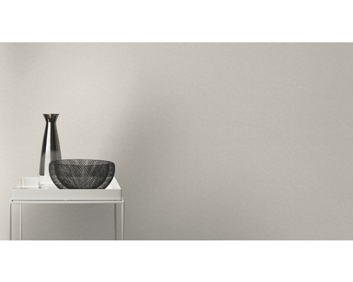 Dekorative Vase und Schale auf einem Tisch