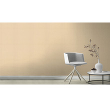 Szene mit einem Stuhl und einem Tisch mit Dekoration vor einer Wand