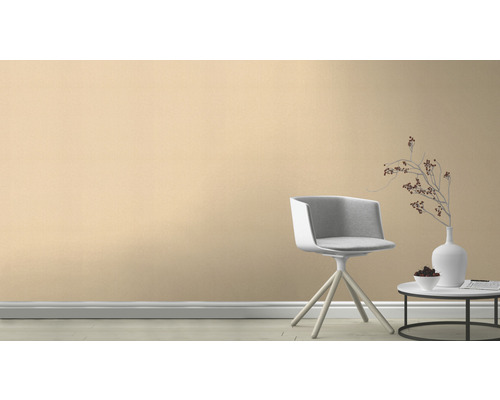 Szene mit einem Stuhl und einem Tisch mit Dekoration vor einer Wand