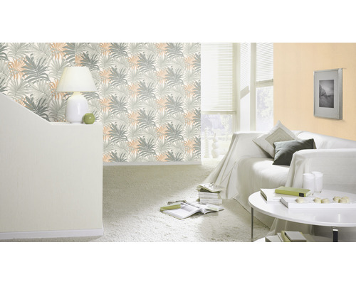 Wohnzimmer mit Sofa und Tapete mit Pflanzenmuster