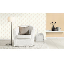 Wohnraum mit Sessel, Stehlampe und Tapete mit Regenbogenmuster