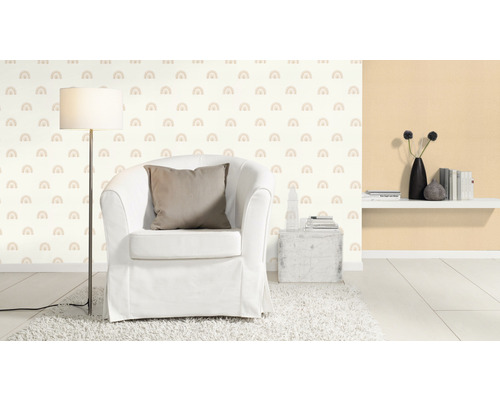 Wohnraum mit Sessel, Stehlampe und Tapete mit Regenbogenmuster