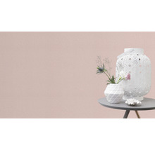 Dekorative Laterne und Blumenvase auf einem Tisch