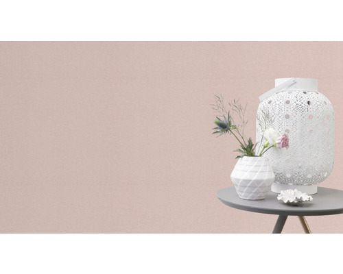 Dekorative Laterne und Blumenvase auf einem Tisch