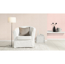 Dekoratives Wohnzimmer mit Sessel, Stehlampe, Regal und gemusterter Tapete