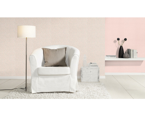 Dekoratives Wohnzimmer mit Sessel, Stehlampe, Regal und gemusterter Tapete