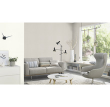 Wohnzimmer mit Sofa, Sessel, Tisch, Stehlampe und dekorativer Wandgestaltung für ein stilvolles Interieur