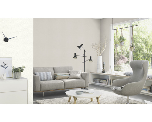 Wohnzimmer mit Sofa, Sessel, Tisch, Stehlampe und dekorativer Wandgestaltung für ein stilvolles Interieur