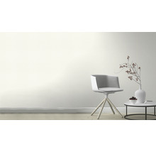 Helles Zimmer mit strukturierten Tapeten, Stuhl und Tisch