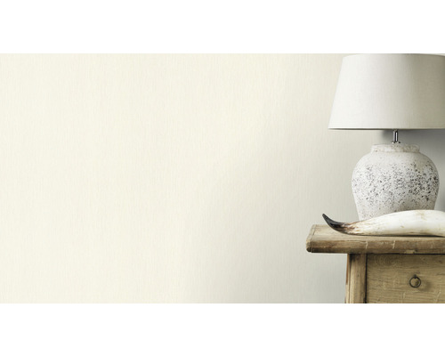 Wandgestaltung mit Lampe und Kommode im Landhausstil