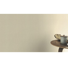 Beige Wand mit Tisch und Dekoration