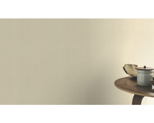 Beige Wand mit Tisch und Dekoration