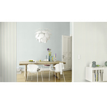 Esszimmer mit Holztisch, Stühlen, Pendelleuchte und gestreifter Tapete