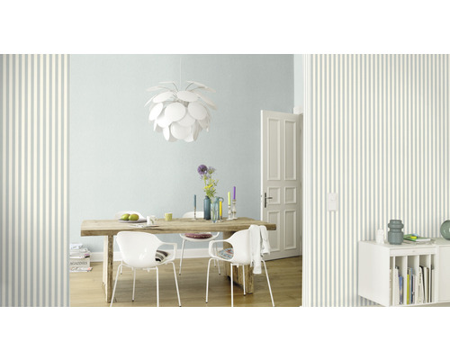 Esszimmer mit Holztisch, Stühlen, Pendelleuchte und gestreifter Tapete