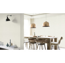 Heller Speiseraum mit Holztisch, Stühlen und Wandleuchte