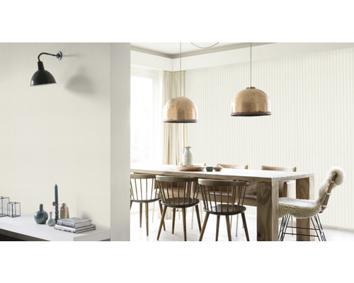 Heller Speiseraum mit Holztisch, Stühlen und Wandleuchte