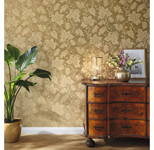 Pièce décorative avec papier peint floral, commode, lampe de table et plante d''intérieur.