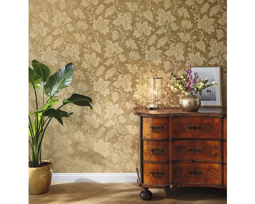 Pièce décorative avec papier peint floral, commode, lampe de table et plante d''intérieur.