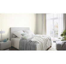 Helles Schlafzimmer mit Bett, Nachttisch und gemusterter Tapete