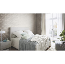 Schlafzimmer mit gemusterter Tapete, Bett und Nachttisch