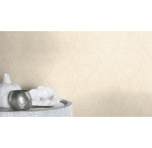 Dekorative Tapete mit floralem Muster und Ornamenten im klassischen Stil.