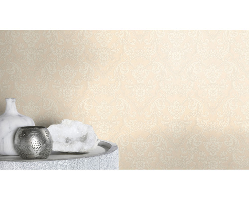 Dekorative Tapete mit floralem Muster und Ornamenten im klassischen Stil.