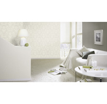 Wohnzimmer mit gemusterter Tapete, Sofa und Couchtisch