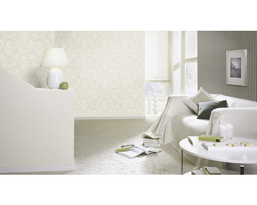 Wohnzimmer mit gemusterter Tapete, Sofa und Couchtisch